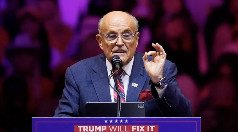 Trumps förre advokat Rudy Giuliani talar under ett kampanjmöte inför presidentvalet 2024 i New York. Foto: Evan Vucci/AP/TT Trumps förre advokat Rudy Giuliani talar under ett kampanjmöte inför presidentvalet 2024 i New York. Foto: Evan Vucci/AP/TT